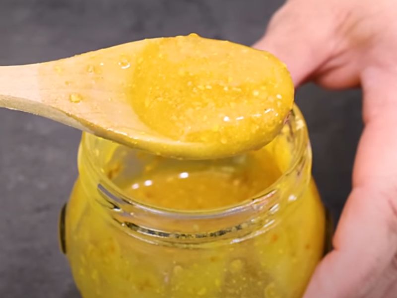 Med pomešan sa polenom na drvenoj kašičici