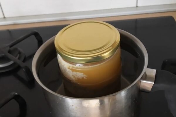Tegla kristalisanog meda u vodenom kupatilu radi postepenog otapanja